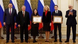 Golikova-nagrazhdaet-pobeditelej-konkursa-Rossijskaya-organizaciya-vysokoj-socialnoj-effektivnosti