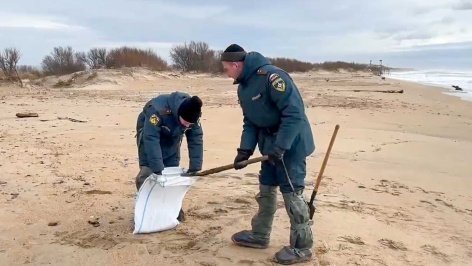 Сотрудники МЧС России во время устранения последствий разлива нефтепродуктов после ЧП с танкерами