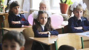 школьники за партой в классе