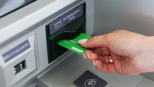 bankovskaya-karta-v-bankomate