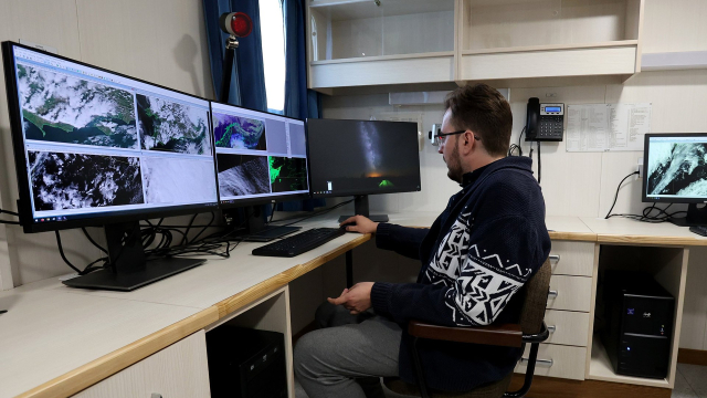 Член экипажа в лаборатории 