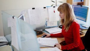 Сotrudnitsa-tekhnologicheskogo-otdela-na-predpriyatii