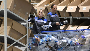 Сотрудницы оптово-распределительного центра