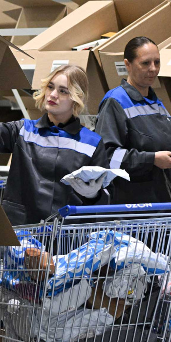 Сотрудницы оптово-распределительного центра