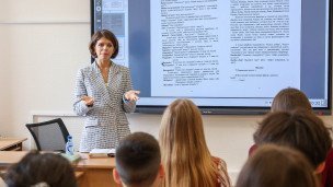 Преподавательница во время урока в школе