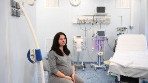 Беременная женщина в больничной палате