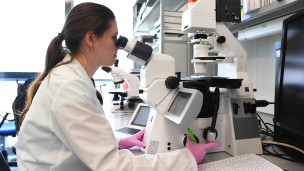 научная сотрудница в лаборатории