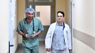 Медицинские работники в коридоре городской больницы