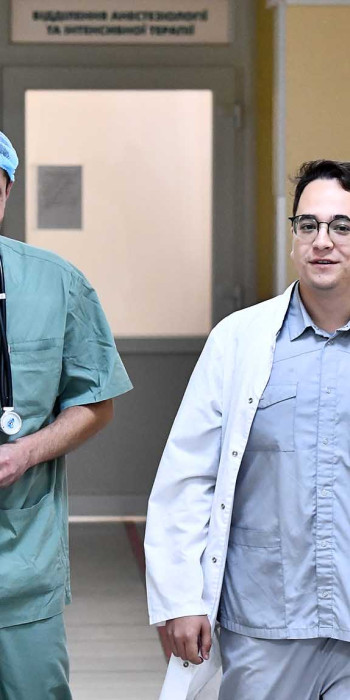 Медицинские работники в коридоре городской больницы