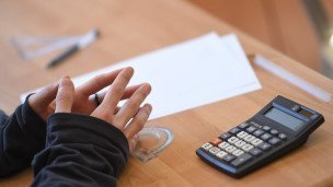 Школьник перед началом учебной работы 