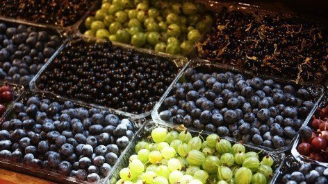 ягоды в лотках на прилавке