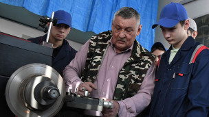 Студенты и преподаватель за станком 