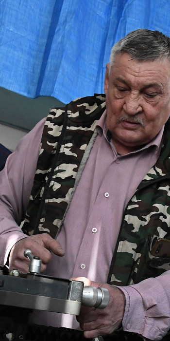 Студенты и преподаватель за станком 