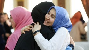 Мусульманки в хиджабах приветствуют друг друга объятиями 