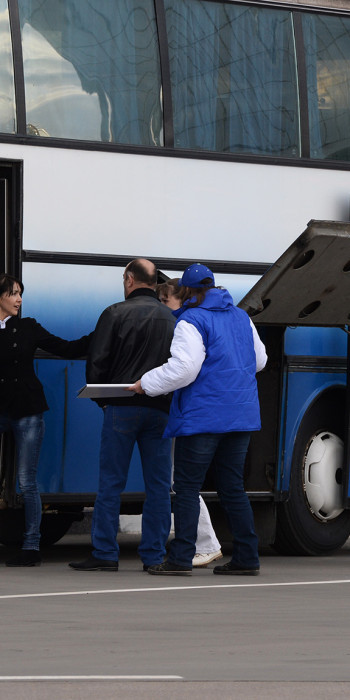 Пассажиры на автовокзале