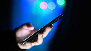 Смартфон в руке 