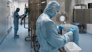 Сотрудники лаборатории биотехнологических фармсубстанций и препаратов для лечения онкологических и аутоиммунных заболеваний человека