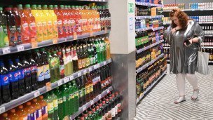 Покупатель выбирает товар в торговом зале магазина 