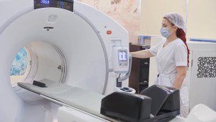 Медсестра у томографа в отделении радиотерапии