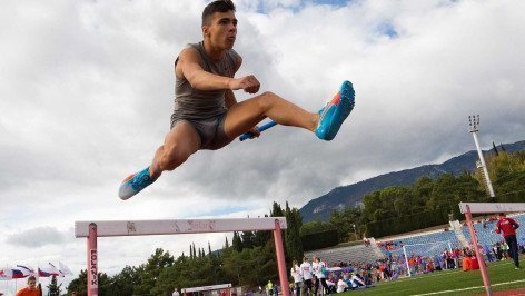 Спортсмен прыгает через припятствие 