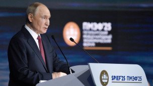 Vladimir-Putin-na-plenarnom-zasedanii-PMEF-2025