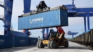 Погрузчик в логистическом центре