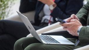 Мужчина работает за ноутбуком
