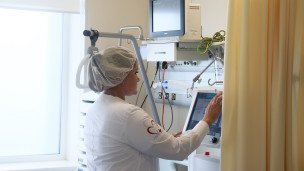 Сотрудница в хирургическом корпусе