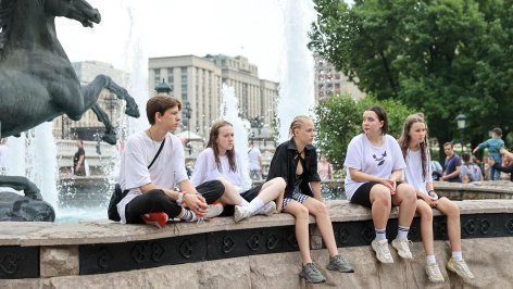 Подростки отдыхают у фонтана