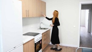 девушка в арендованной квартире
