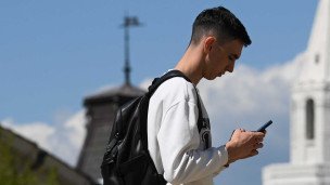 Мужчина с телефоном на улице