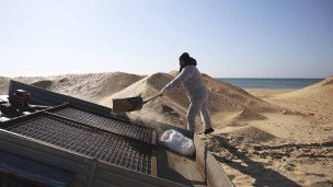 волонтер во время очистки берега