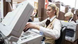 Сотрудница МФЦ во время работы 