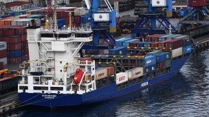 Вид сверху контейнеровоз  в морском торговом порту