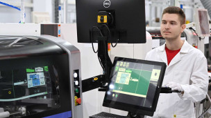 Сотрудник на заводе по производству многослойных материнских плат 