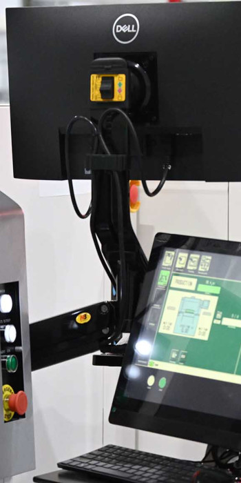 Сотрудник на заводе по производству многослойных материнских плат 