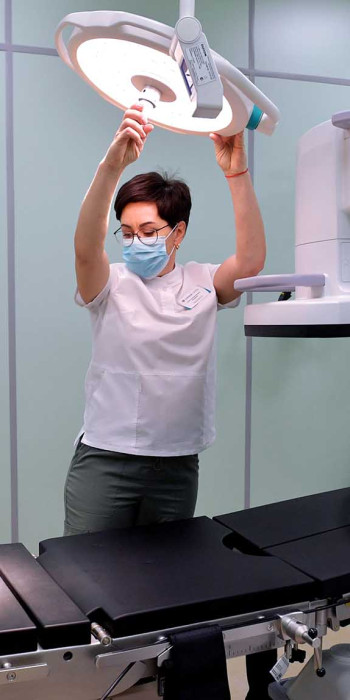 Сотрудница онкологического диспансера в одном из новых операционных залов