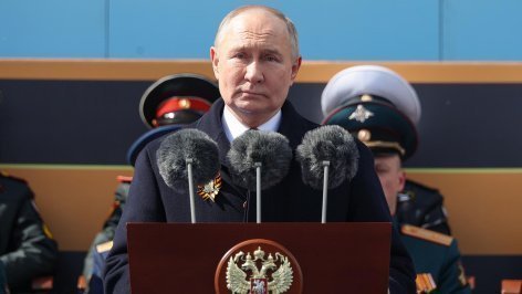 Владимир Путин во время парада