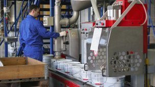В цехе по производству лакокрасочных материалов