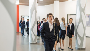 Школьники в коридоре лицея