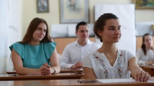 Ученики в классе во время сдачи единого государственного экзамена