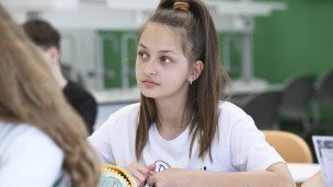 школьница за партой