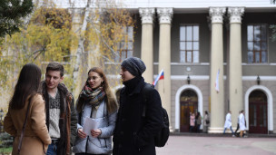 Студенты возле здания Медицинской академии 