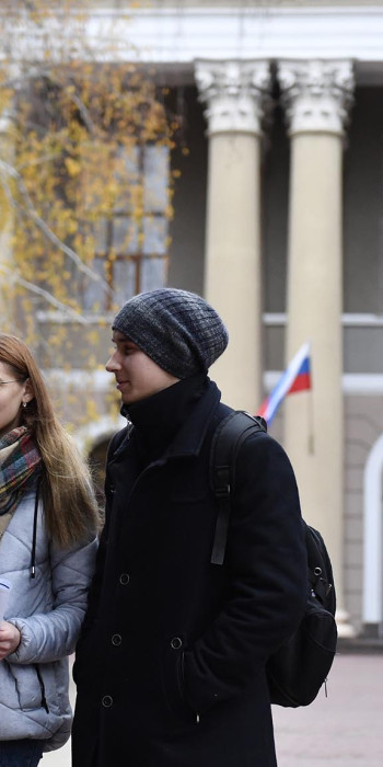 Студенты возле здания Медицинской академии 