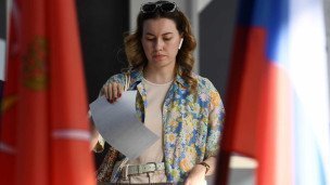 Женщина голосует на выборах