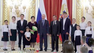 Президент РФ Владимир Путин (в центре) и  многодетная семья