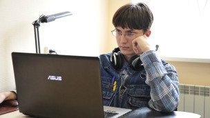 Студент во время работы за ноутбуком