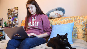 Девушка за ноутбуком 