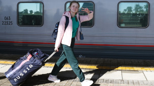 Девочка с чемоданом у поезда