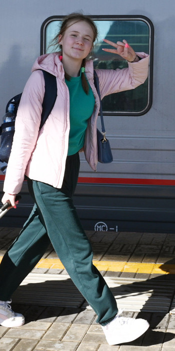 Девочка с чемоданом у поезда